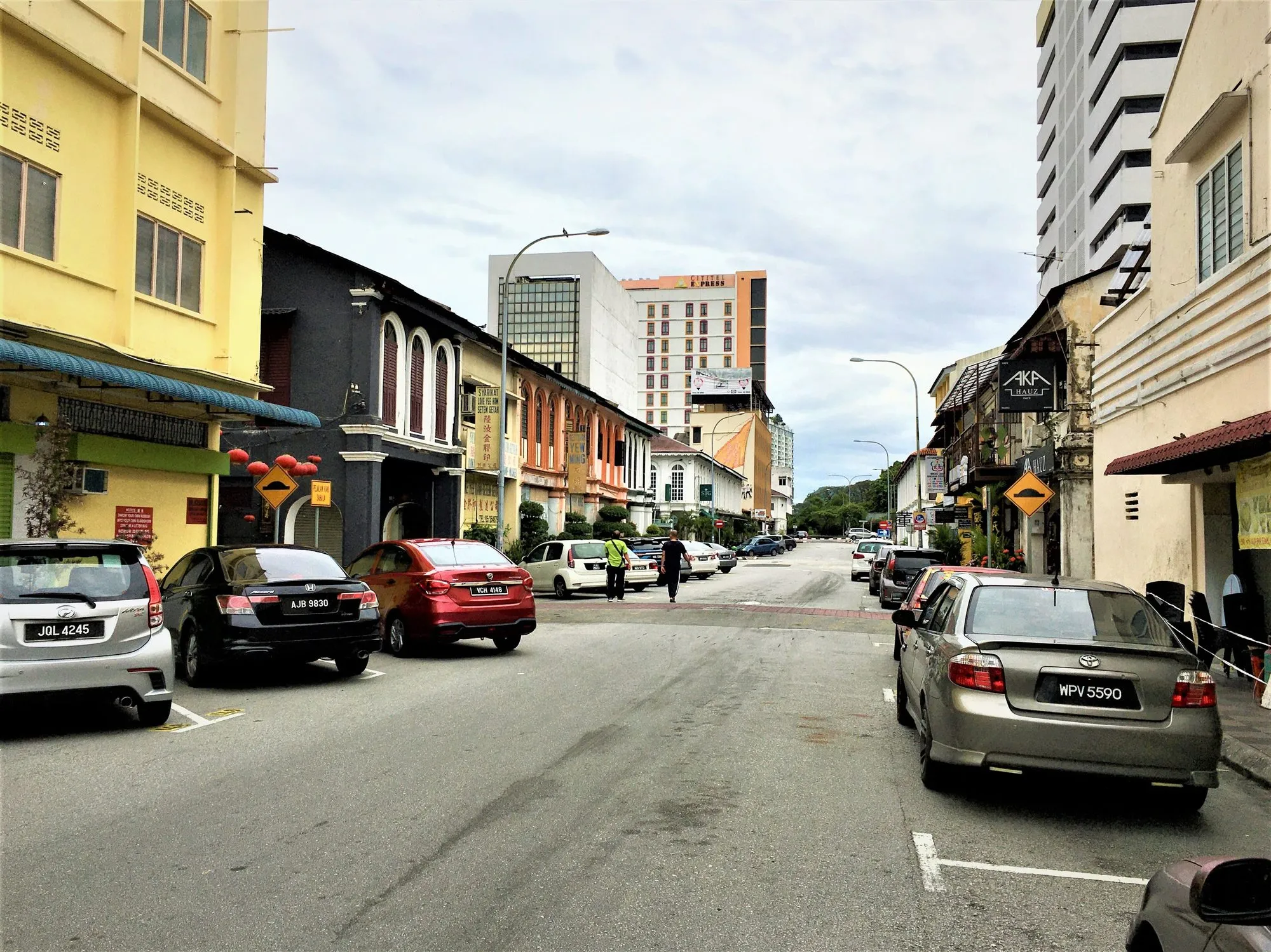 Jalan Bandar Timah di Bandar Lama Ipoh, dengan deretan rumah kedai warisan, kereta diletakkan dan tanglung merah