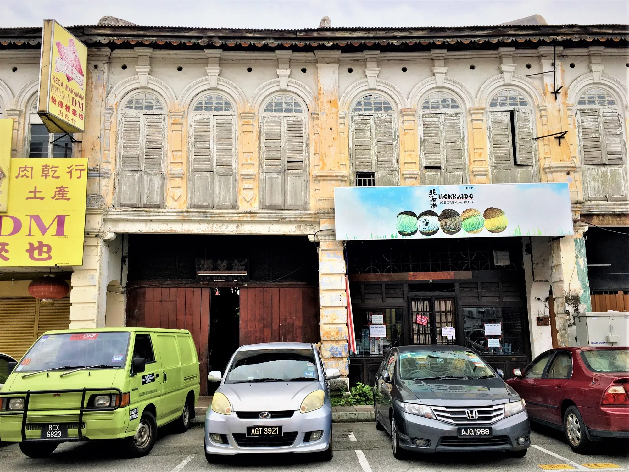 Deretan rumah kedai lama dua tingkat dengan tingkap berbidai tinggi di sepanjang Jalan Yau Tet Shin, Ipoh