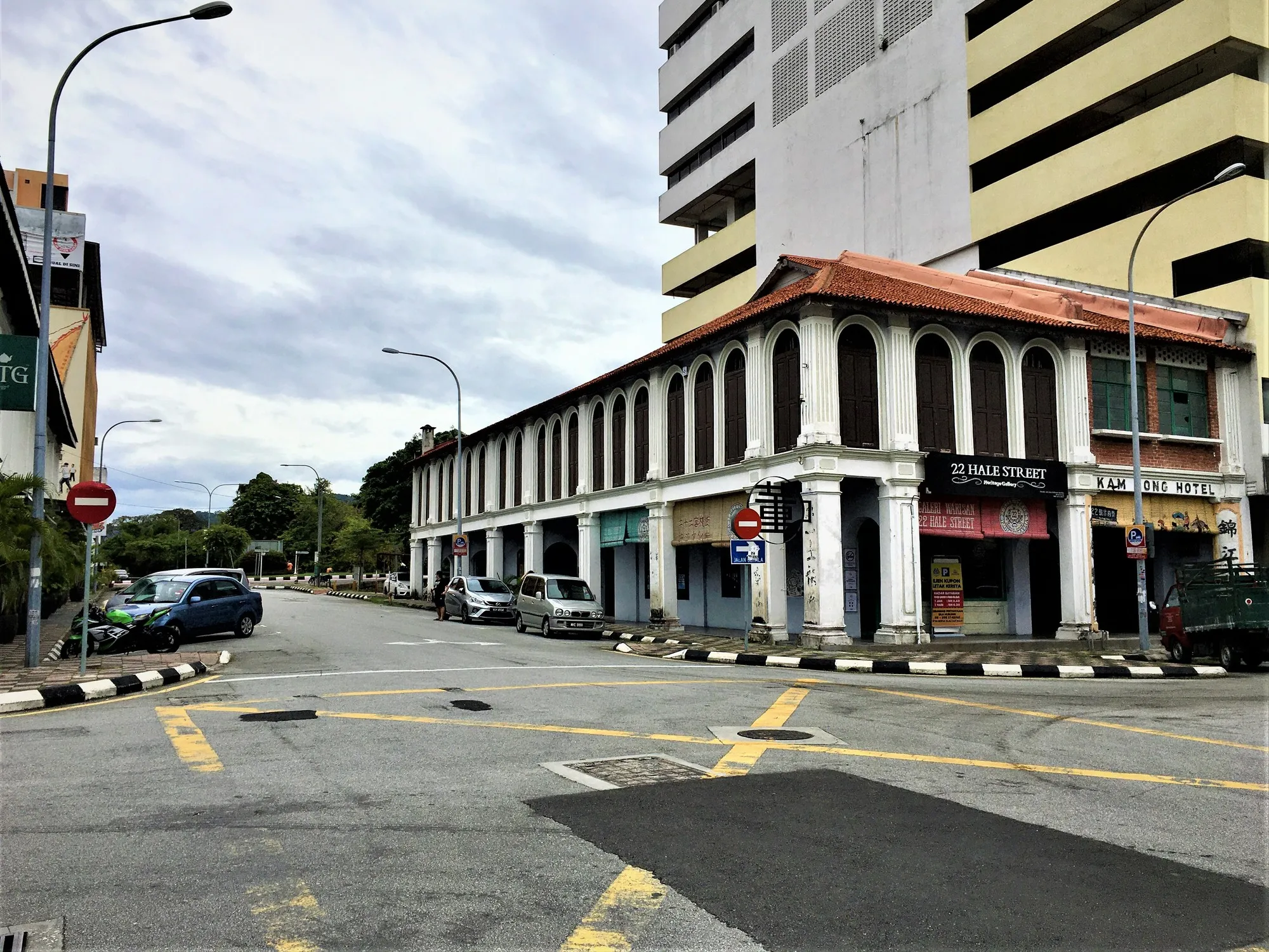 Blok rumah kedai warisan dua tingkat di simpang dengan kaki lima berarked di persimpangan Bandar Lama yang tenang di Ipoh