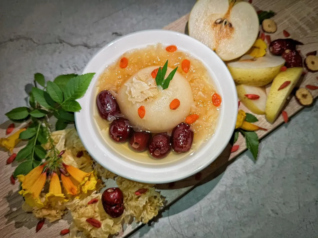 Traditional Roasted Pear Soup at Tang Xu Dessert House, Ipoh: a whole pear in clear broth with snow fungus, red dates and goji berries
